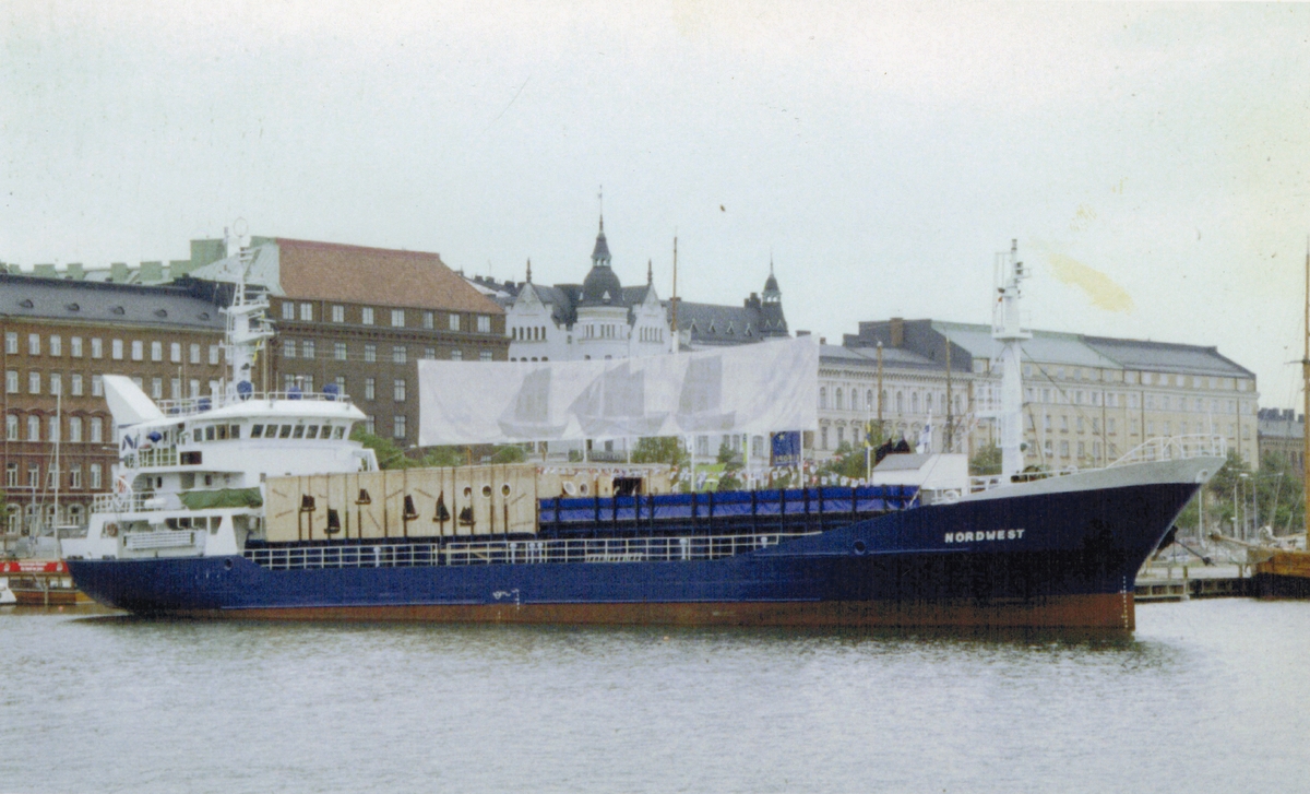 Utställningen "Människor och båtar i Norden" på fartyget M/S NORDWEST. Fartyget vid Vedkajen i Helsingfors.