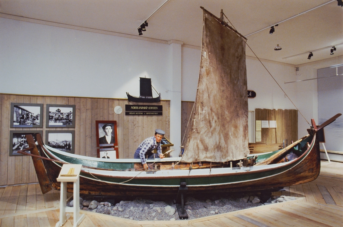 Utställningen "Människor och båtar i Norden". Interiör av utställningen. Petter Henriksen och nordlandsbåten från Lofoten.