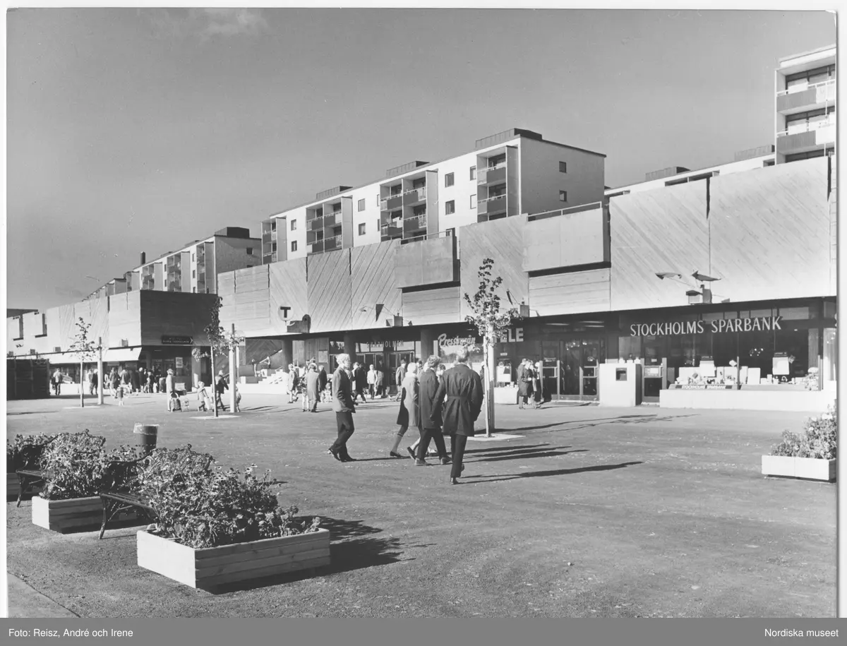 Stockholm. Skärholmen centrum, Skärholmsgången med människor som rör ...