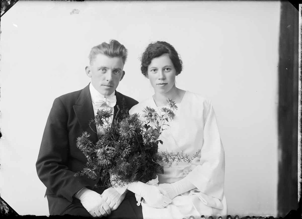 Brudparet Lundbom från Älvsnäs, Börstil socken, Uppland 1923