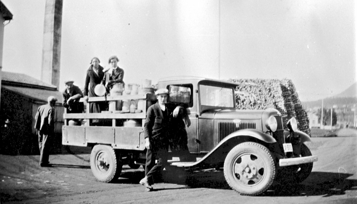 Jens Lakseide med lastebil, melkespann og passasjerer