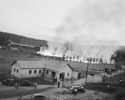 Brann i betjeningsbrakka på Ilebu, 18 juli 1949. Fra 1940 ti