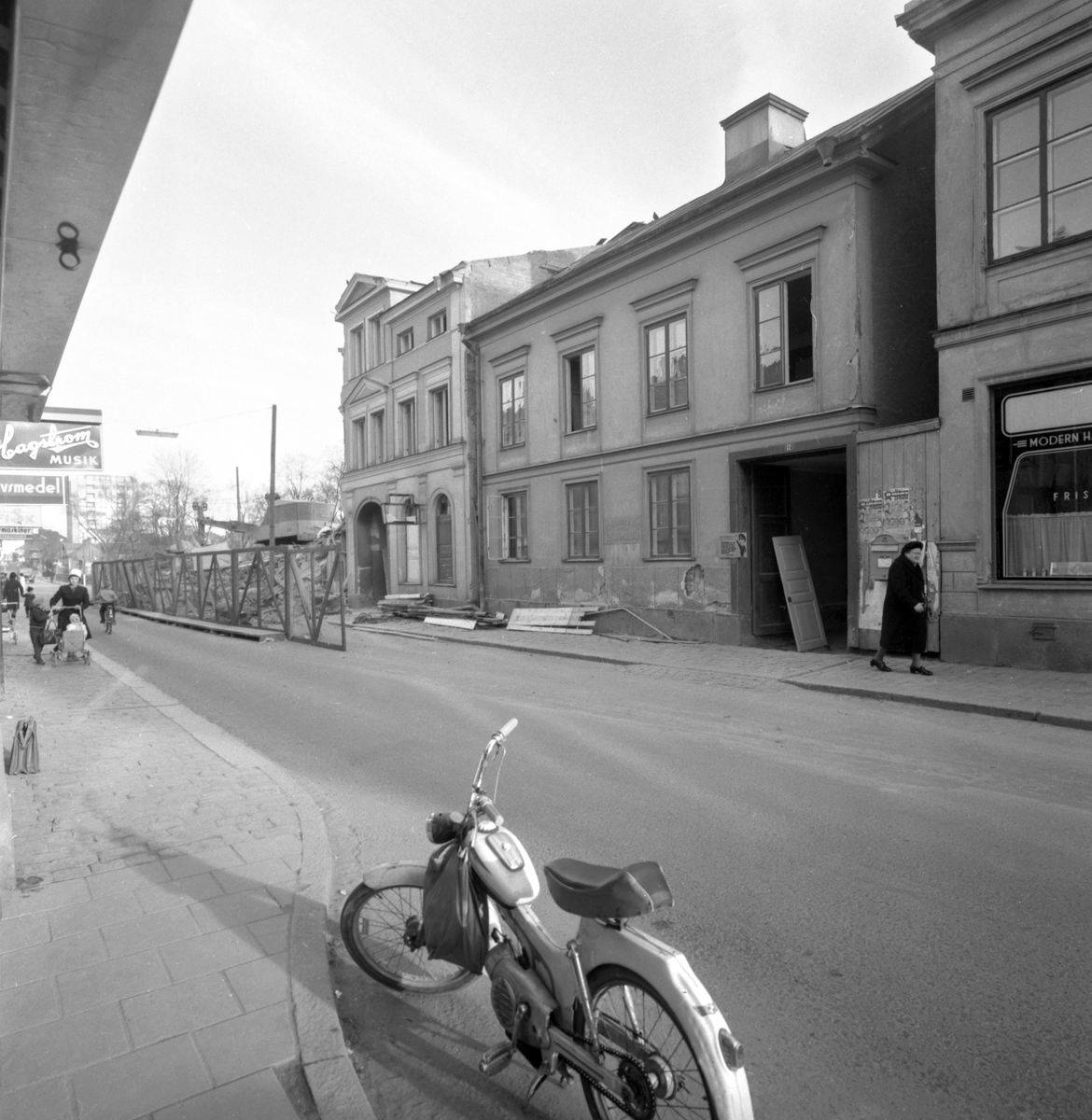 Bildserie från den stora omdaningen av kvarteret Druvan i Linköping. Fotografier från 15-16 mars 1961.