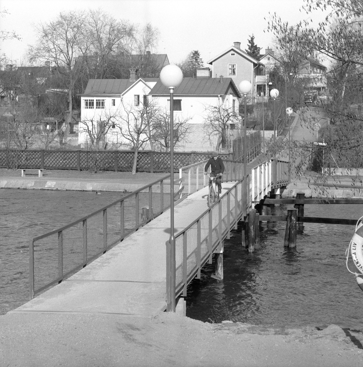 Runt årsskiftet 1960-61 ersattes den gamla pontonbron över Stångån / Kinda kanal med en ny i skinande aluminium. Pumpbron mellan Pumpgatan på tanneforssidan och Frejagatan i Hejdegården är sedan dess en tacksam och stabil överfart mellan stadsdelarna.