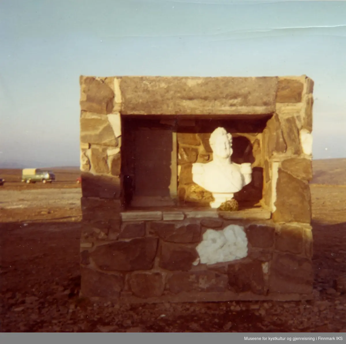 Nordkapp. Bysten av Louis Philippe av Orleans, fransk prins og senere konge av Frankrike utenfor Nordkapphallen. Sommeren 1972.