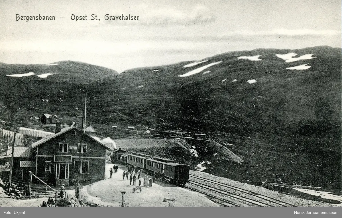 Damplokomotiv med østgående persontog på Upsete stasjon