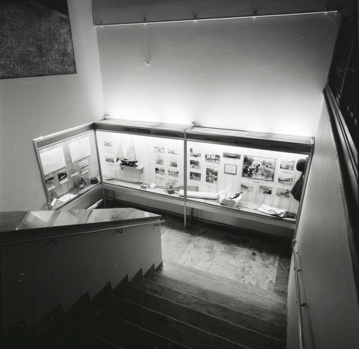 Utställningen "Segelkanoter" i trappmonter. Överblicksbild.