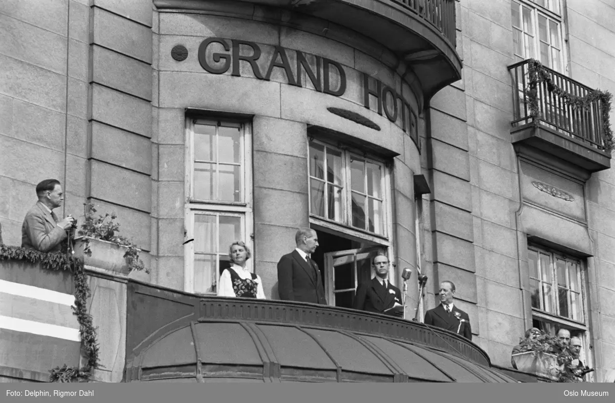 Grand Hotel, balkong, menn, kvinner, hilser folketoget