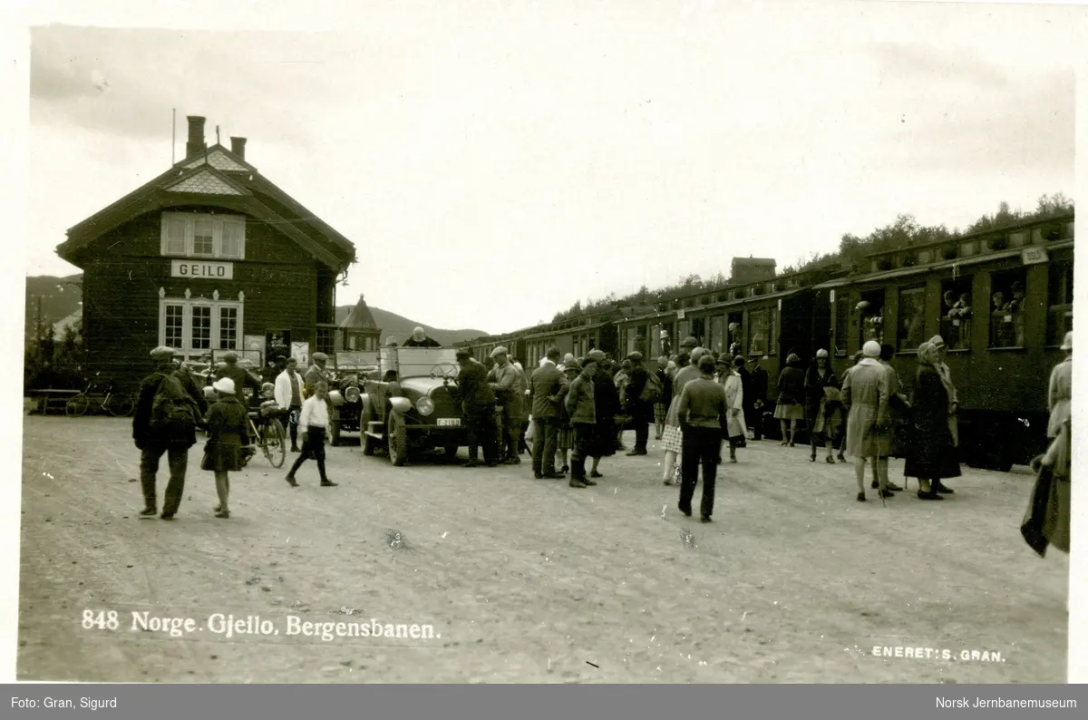 Persontog til Oslo Ø på Geilo stasjon. Mange reisende på plattformen