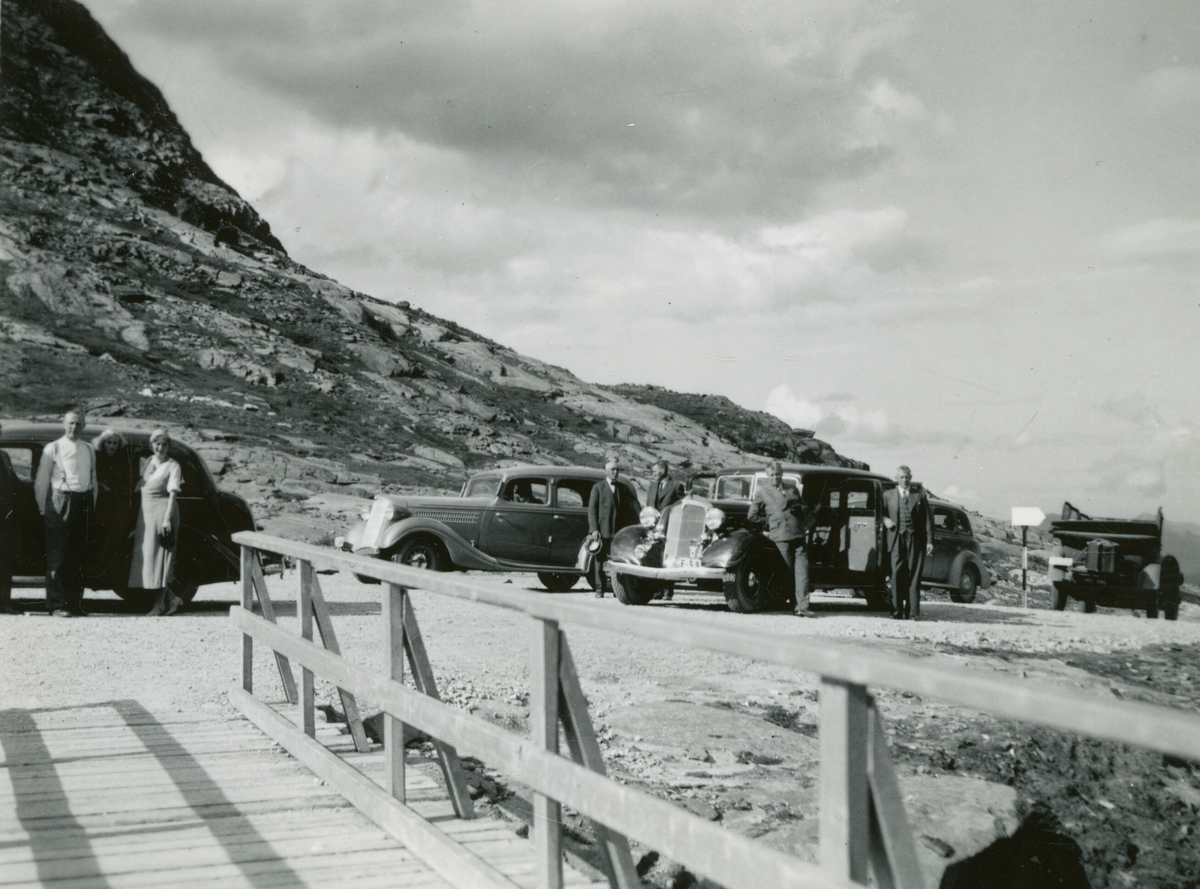 Stopp ved Trollstigen under Kornrådets reise i Møre og Romsdal.  Tatt 16. august 1937.  For opplysningar om bilar, sjå lenger ned på sida.  