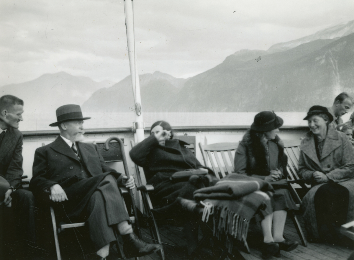 Tre bilde frå båtturen med D/S Eira fråVartdal til Ålesund 18.8.1937.  Bilda er tatt i samband med Kornrådets reise i Møre og Romsdal.