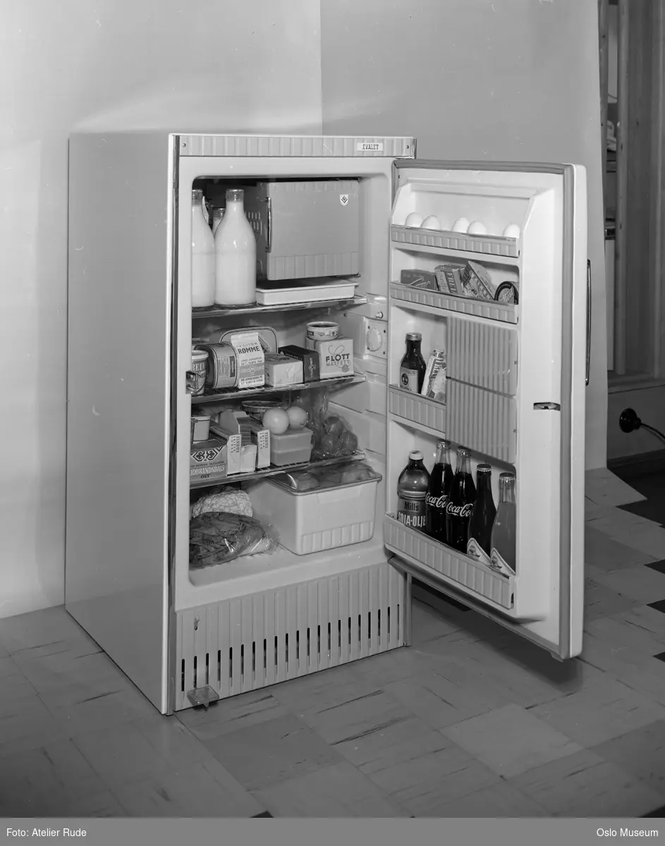 Evalet kjøleskap, åpen dør, matvarer