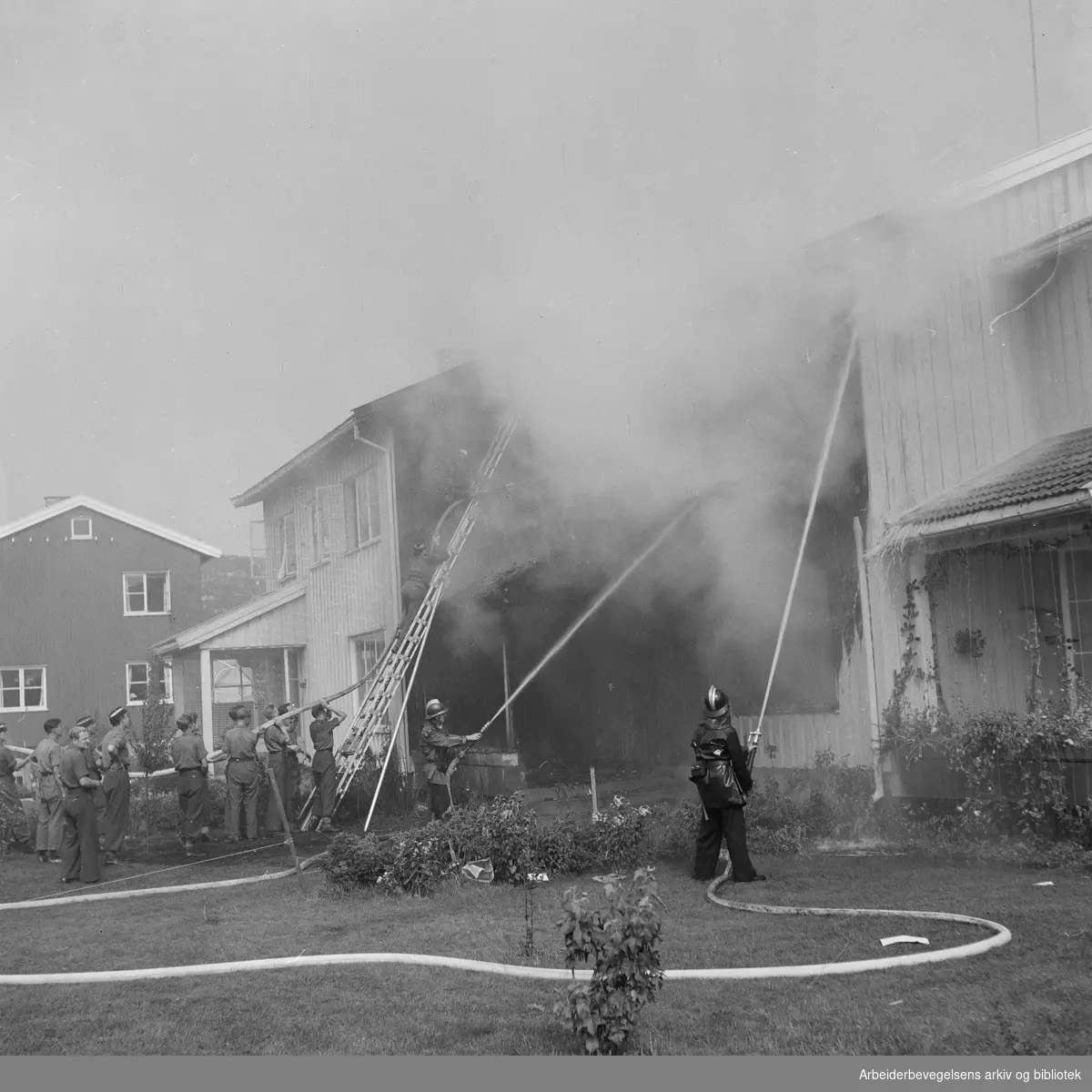 Brann hos Dr. Philos. Lars Reinton i Husebygrenda. 25 august 1951