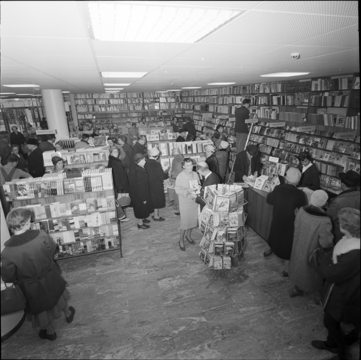 Forum - bokhandlare Gustaf Lind är föreståndare för den nya bokhandeln, Uppsala 1959