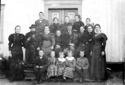Helgesenfamilien fra Målselv avbildet på trappa rundt år 189