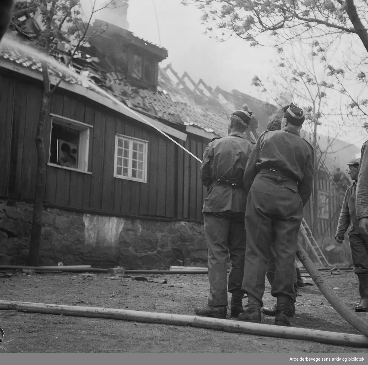 Brann på Voksen gård (opr. Woxen gård) i Sørkedalen. Foruten brannvesenet, deltok over 300 gardister og mange naboer i slokningsarbeidet. 3 juni 1952