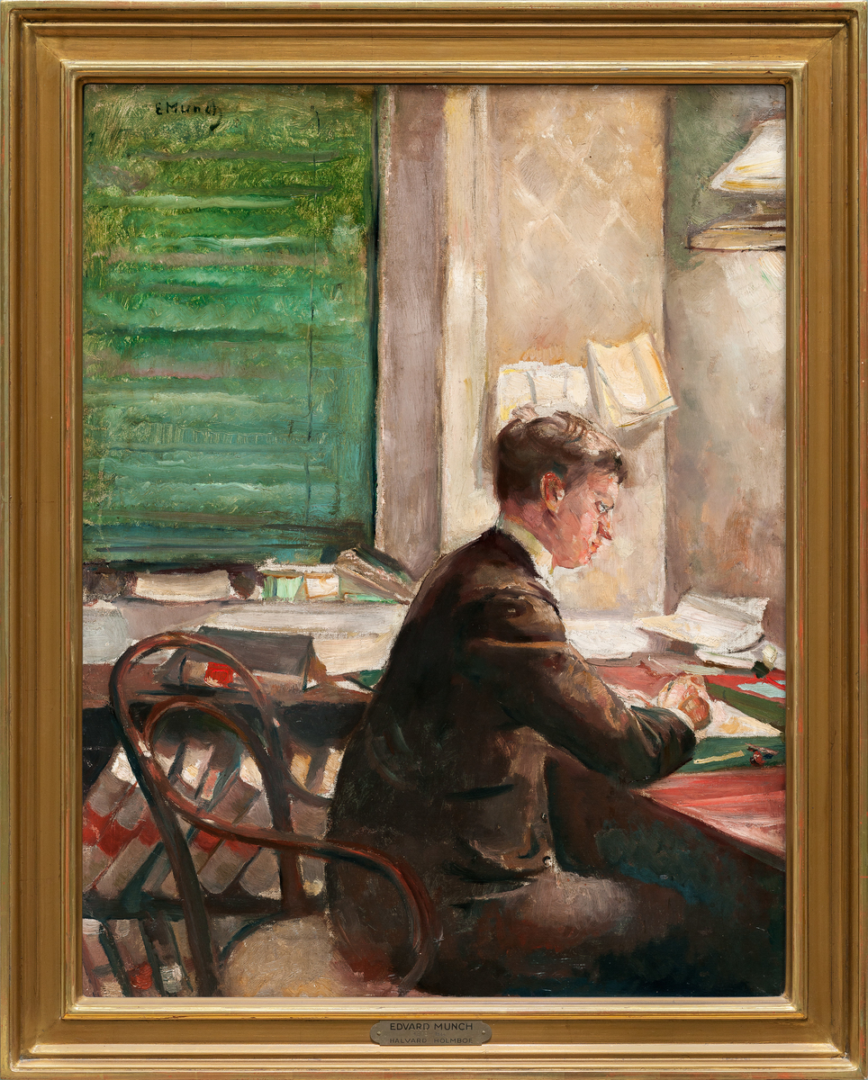 Ung mann sittende i lampelys ved et skrivebord i profil til høyre, omgitt av bøker og dokumenter. Nedrullet grønn gardin i bakgrunnen.