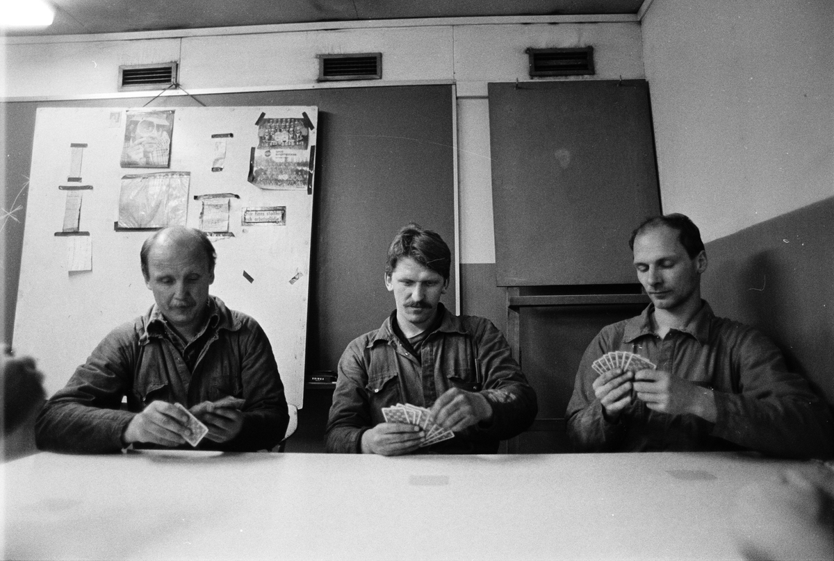 Gruvarbetare spelar kort, raststugan på 460-metersnivån, gruvan under jord, Dannemora Gruvor AB, Dannemora, Uppland oktober 1991