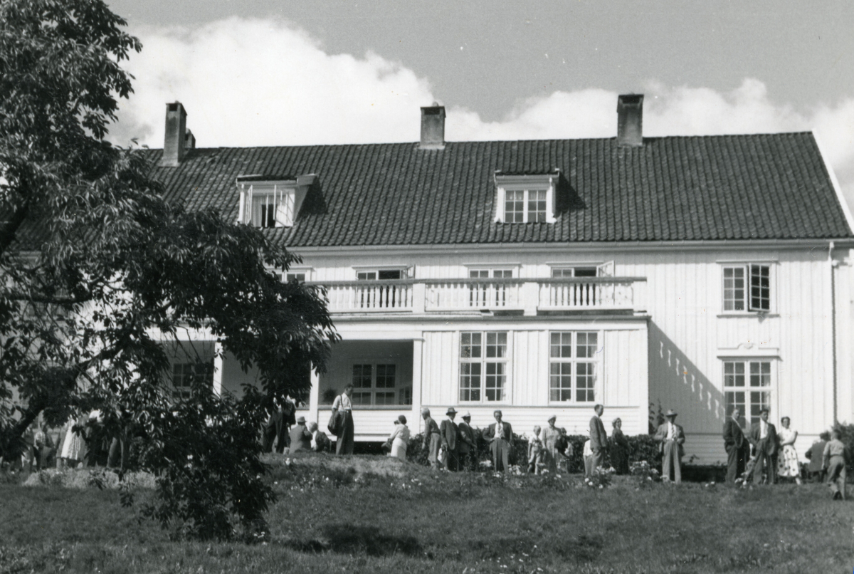 Valen gard under fruktdyrkarstemna på garden i august 1956.