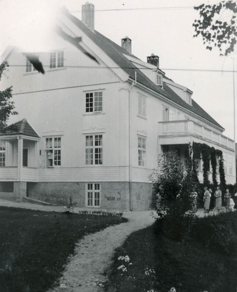 Fem bilde av det store gardshuset på Valen i Bø.  På to av bilde: Marit Valen Li med barna Bergit og Gunnar.