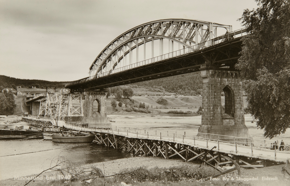 Postkort, Minne bru, Minnesund bro fra 1879, Minnesundbrua ble sprengt av nordmenn 12. april 1940 for hindre tysk framrykking, det ble bygd en provisorisk  potongbru,