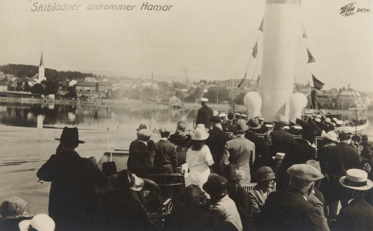 Postkort, Hamar, D/S Skibladner, mjøsbåt, ankomst til Hamar brygge med turister på dekk.