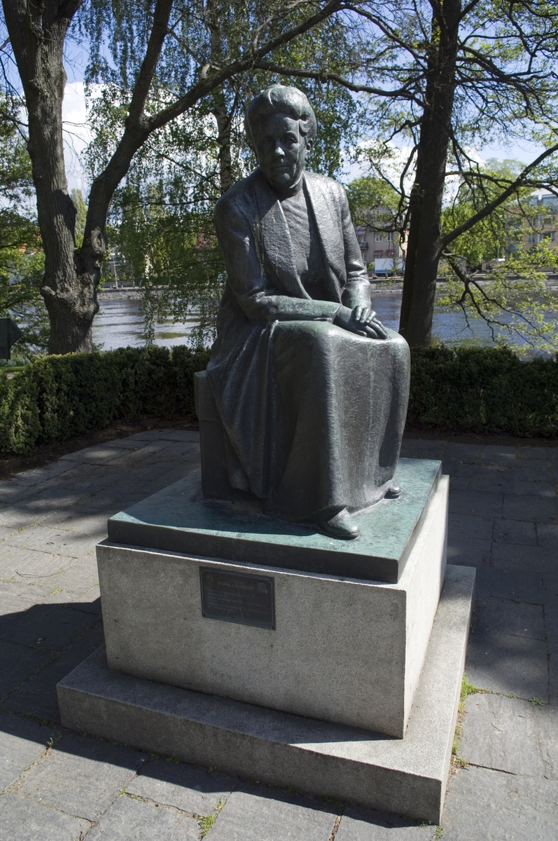 Selma Lagerlöf-statyn i Klara. Den avtäcktes 1958 och är skapad av Arvid Backlund.