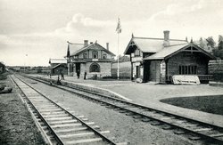 Ronglan stasjon på Nordlandsbanen. Stasjonsmesteren og troli