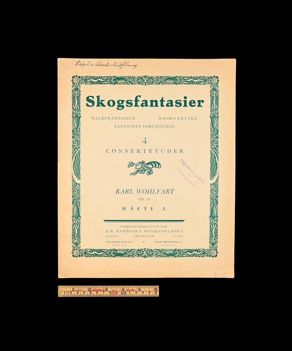 Stort antal nothäften, lösa notblad och notblad i mappar. 1800-tal och 1900-talets första hälft. Från Visby Högre Allmänna Läroverk.