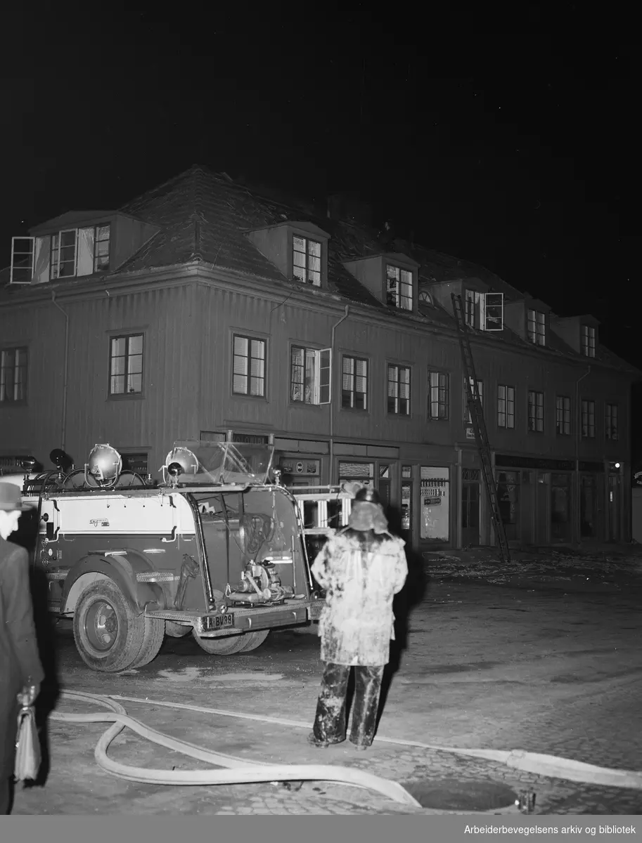Brann i forretnings- og boligbygg i Trondheimsveien 457 (Grorud torg). 20 mars 1953