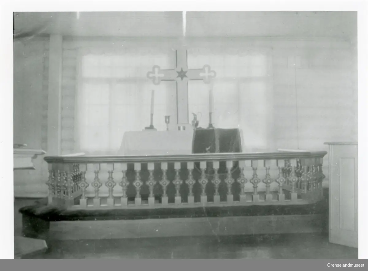 Kapellet inne på Strand internatskole. Et kors er plassert ovenfor et alter sentralt. En knelesofa omringer alteret. 
