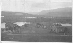 Foto av gården Grimsbo i Mellembygd i Målselv. Bildet viser 