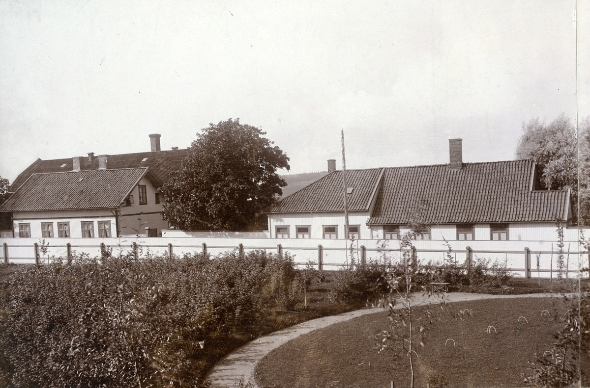 Det første klipperiet til Helly J. Hansen, Moss ca. 1905. Hage i forgrunnen, bøyler til krokettsspill. antakelig fabrikkhagen.