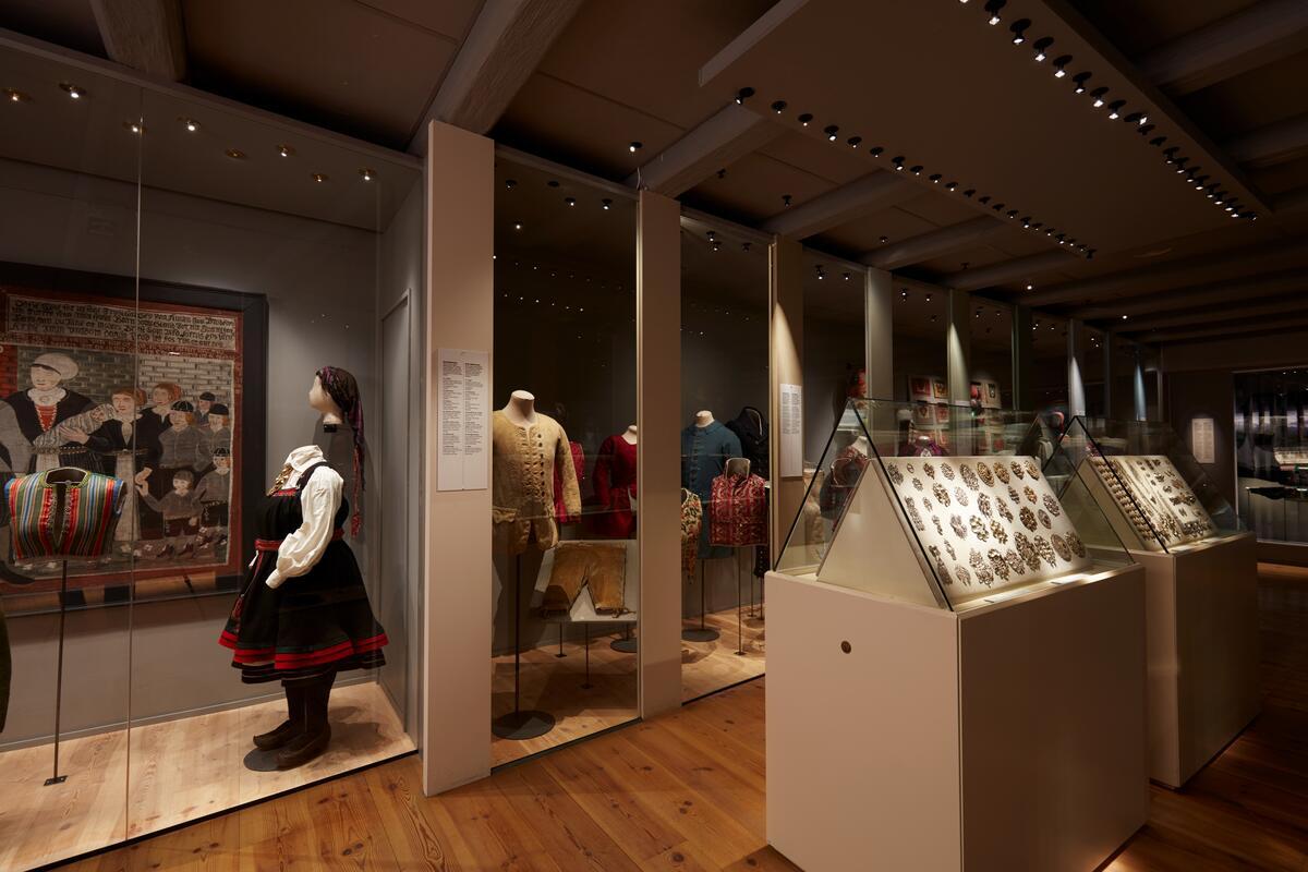 Ny draktutstilling ved Norsk Folkemuseum – Norsk Folkemuseum