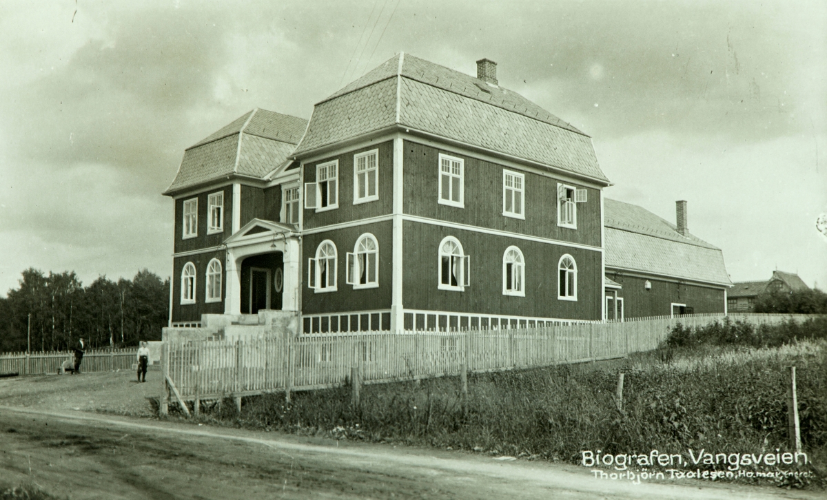 Postkort, Hamar, eksteriør Biografen kino, Vangsvegen 85 i Hamar. Den første filmen som ble vist på Biografen var den svenske "Stormyrjenten" 13. juli 1918. Siste forestilling var 3. januar 1968, et par dager før Sagatun kino ble åpnet.