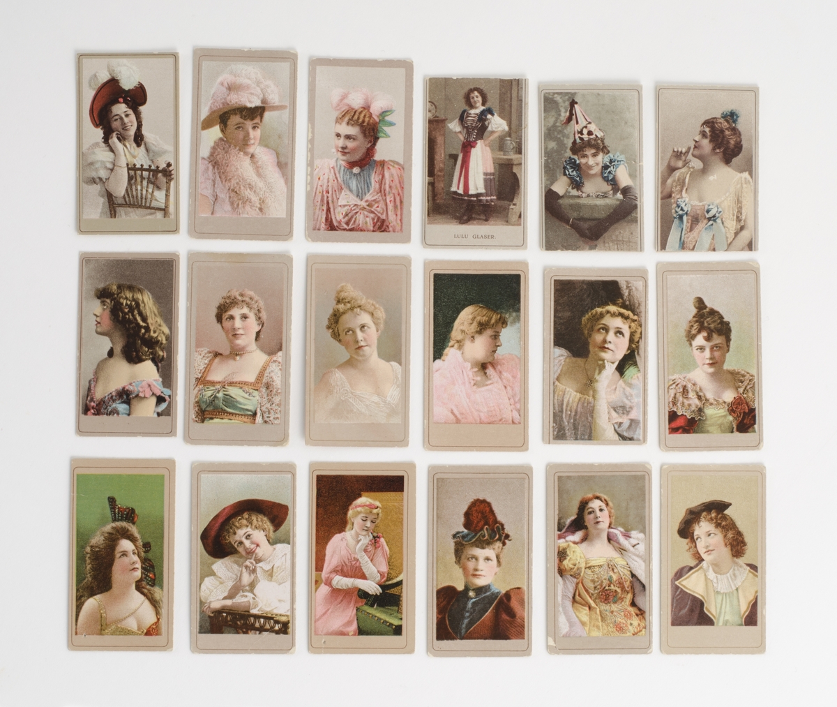 Kort med bilder, 85 st. I färg och svartvitt, föreställande porträtt av damer, damer i helfigur, ett med en man och ett med en båt. Reklam/samlarbilder från cigarettpaket mestadels från "The American Tobacco Co".
