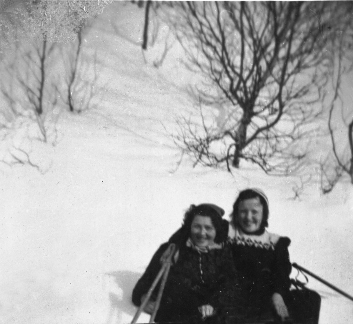 To kvinner fra Skånland på skitur.
