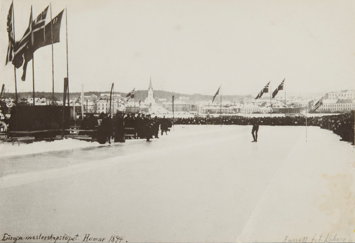 Hamar, Mjøsisen, Hamarbukta, Europamesterskap på skøyter 1894, EM 1894, skøyteløper på startstreken, ærestribune, publikum, unionsflagg, 