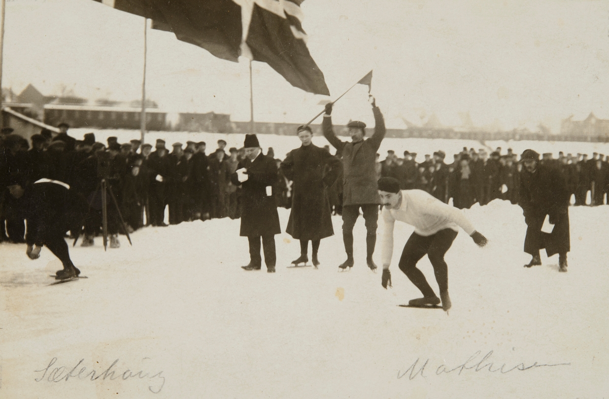 Hamar, Veslemjøsa, skøyteløp, skøyteløper Martin Sætherhaug og Oscar Mathisen på startstreken, Mathisens store gjennombrudd som skøyteløper, publikum, norgesmesterskap i 1907, NM 1907,