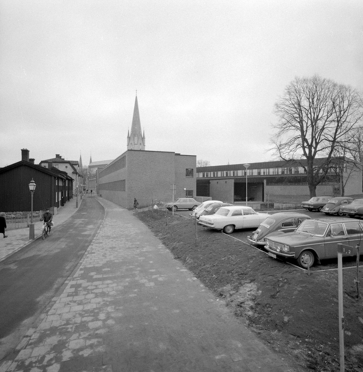 Linköpings stifts- och stadsbiblioteket kort efter öppnandet 1973. Vy mot öster.
