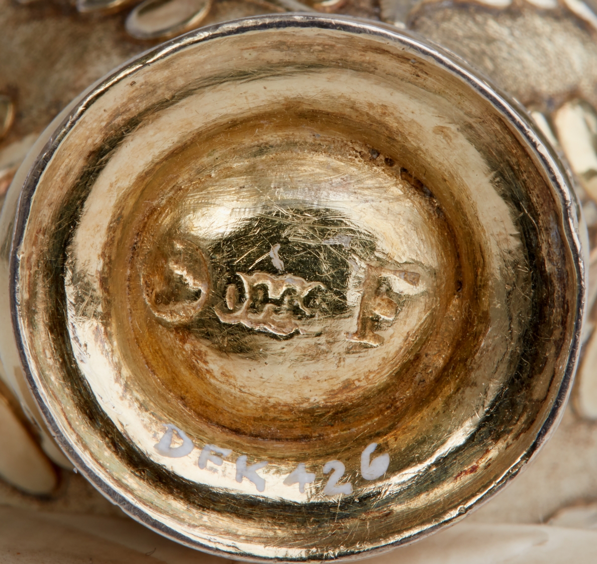 Dosa, luktdosa av förgyllt silver. Rokoko, tillverkad 1764. Bukig med ledat lock. Avsmalnande mot liten fot. Blomornament över hela dosan. Stämplad: "Falustadsstämpel, OHS, F". OHS=Otto Henrik Sjöberg, F=1764.