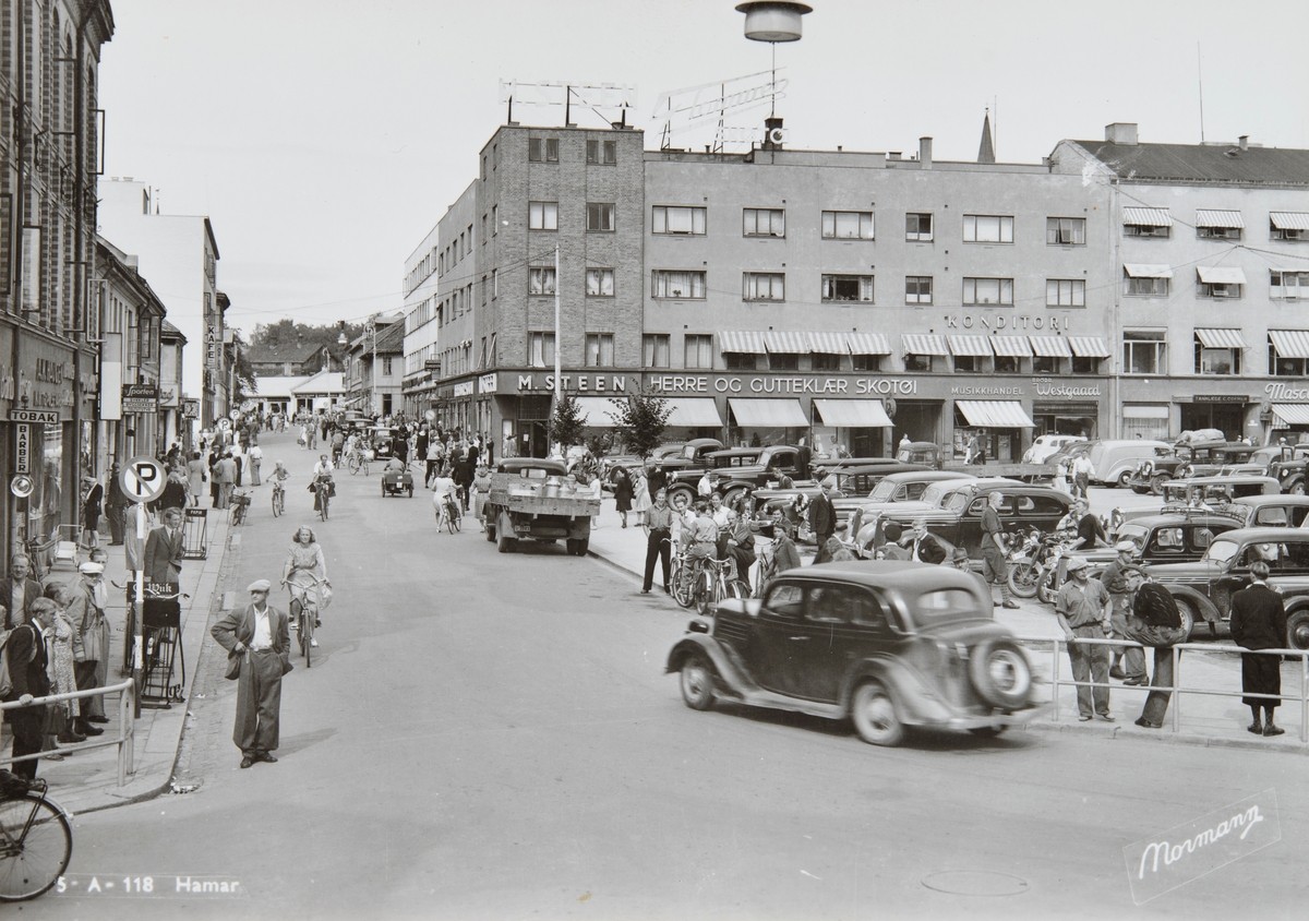 Postkort, Hamar, Torggata, Østre Toprg, parkeringsplass, biler, M. Steen bygget, bilen nærmest en Ford V8 1935 moell,