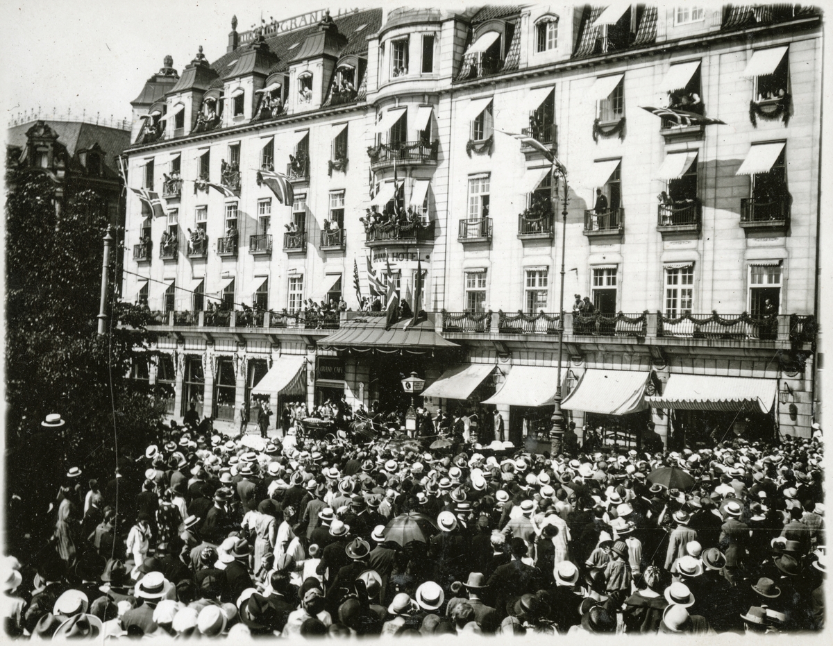 Landauer foran Grand Hotel, med stor folkemende - Roald Amundsens ankomst til Oslo med N25 - 4. juli 1925