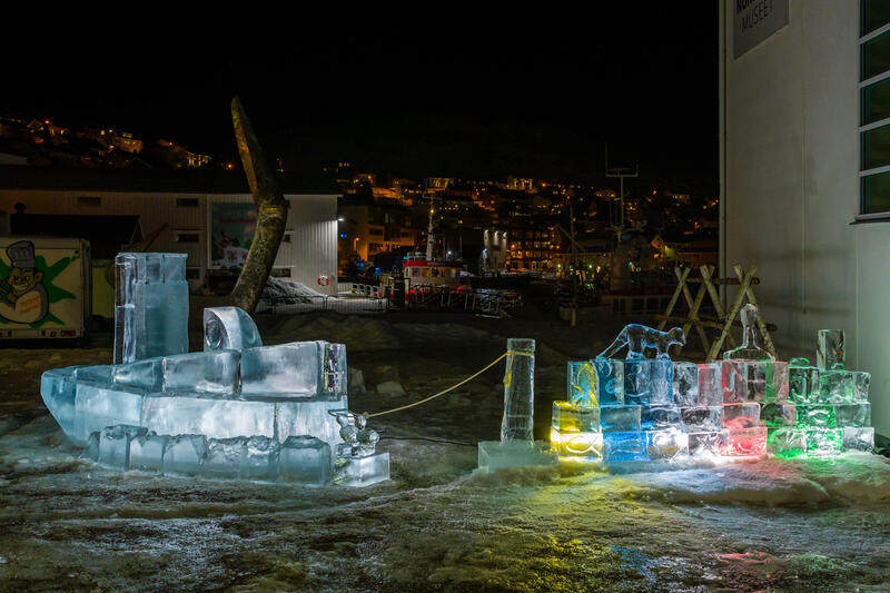 Fiskebåt skulptur laget av is