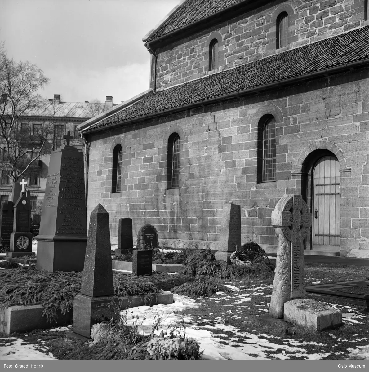 Gamle Aker kirke, sydsiden, kirkegård, gravsteiner, granbar, snøflekker