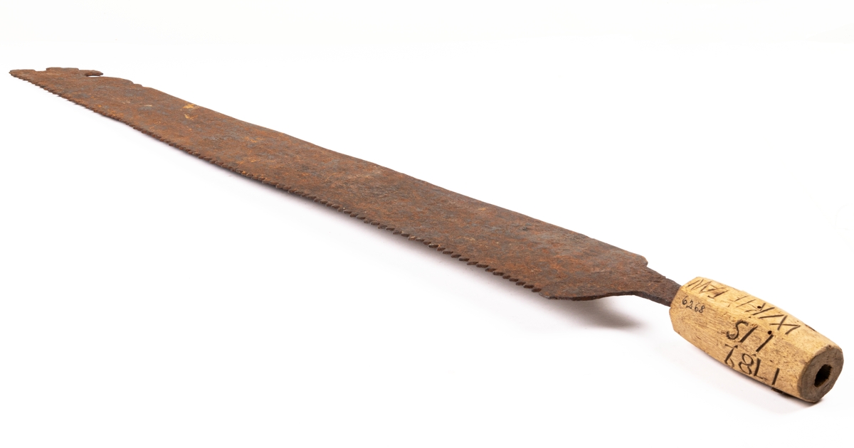 Såg med träskaft, märkt 1782 WIHYTAN iiS.