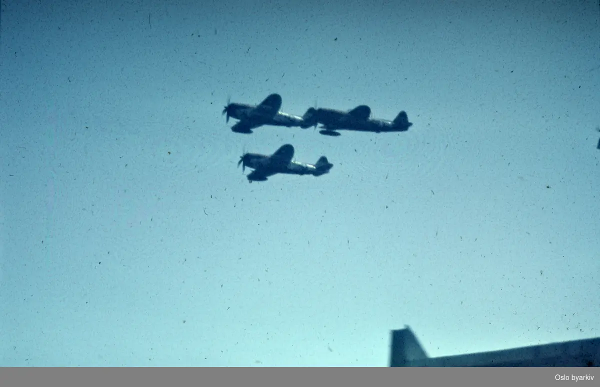 Himmel og fly under feiringen av frigjøringsdagene 1945.