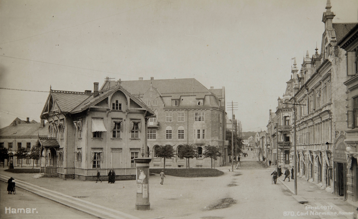 Postkort, Hamar, jernbaneplassen med Hamars første stasjonsbygning som ble tatt ned i 1925, Torggata 3,