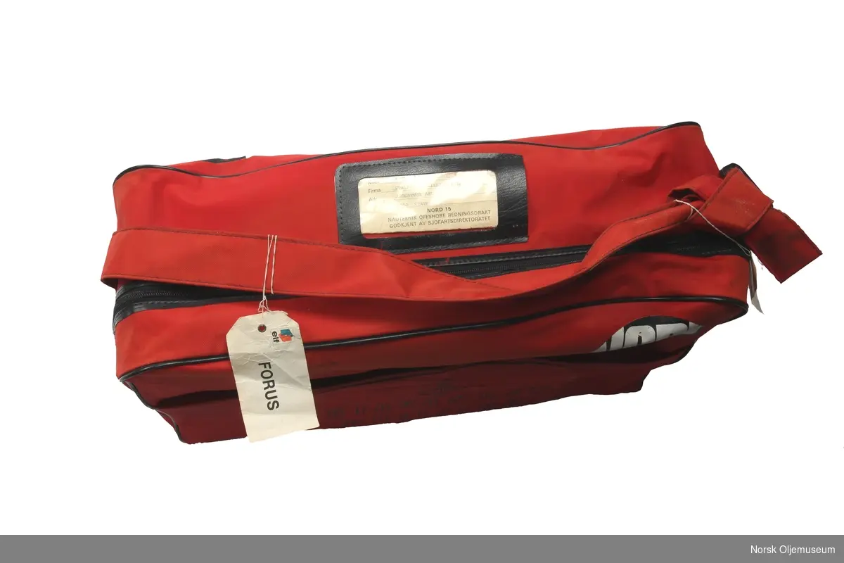 Bag til oppbevaring av redningsdrakt. Bagen har justerbar skulderstropp og inneholder et reparasjonssett som oppbevares i innvendig lomme. I tillegg har bagen en utvendig lomme og plass til identifikasjonskort.