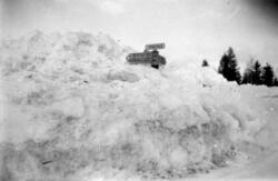Snømassene i Kirkevoll-krysset i Våle, snøen lå tildels høye